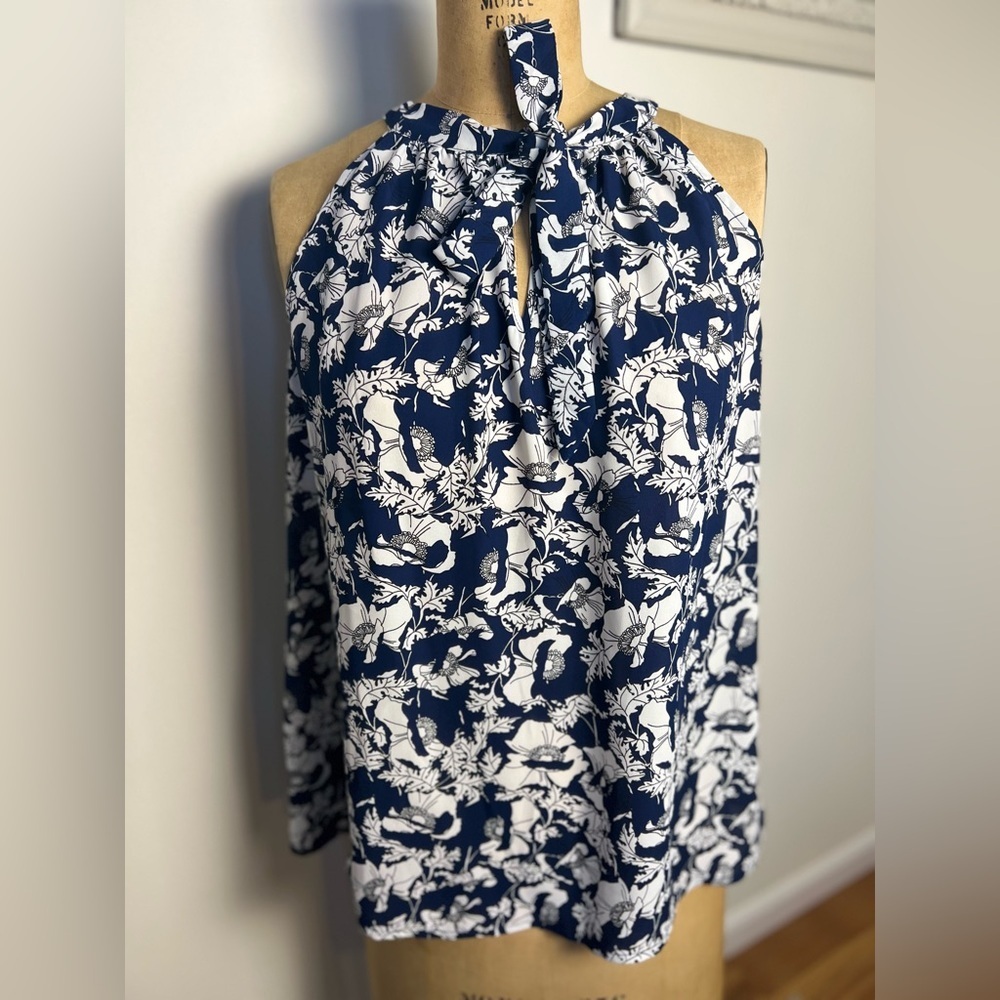 Women’s navy and white floral sleeveless blouse size medium 
fleur bleue